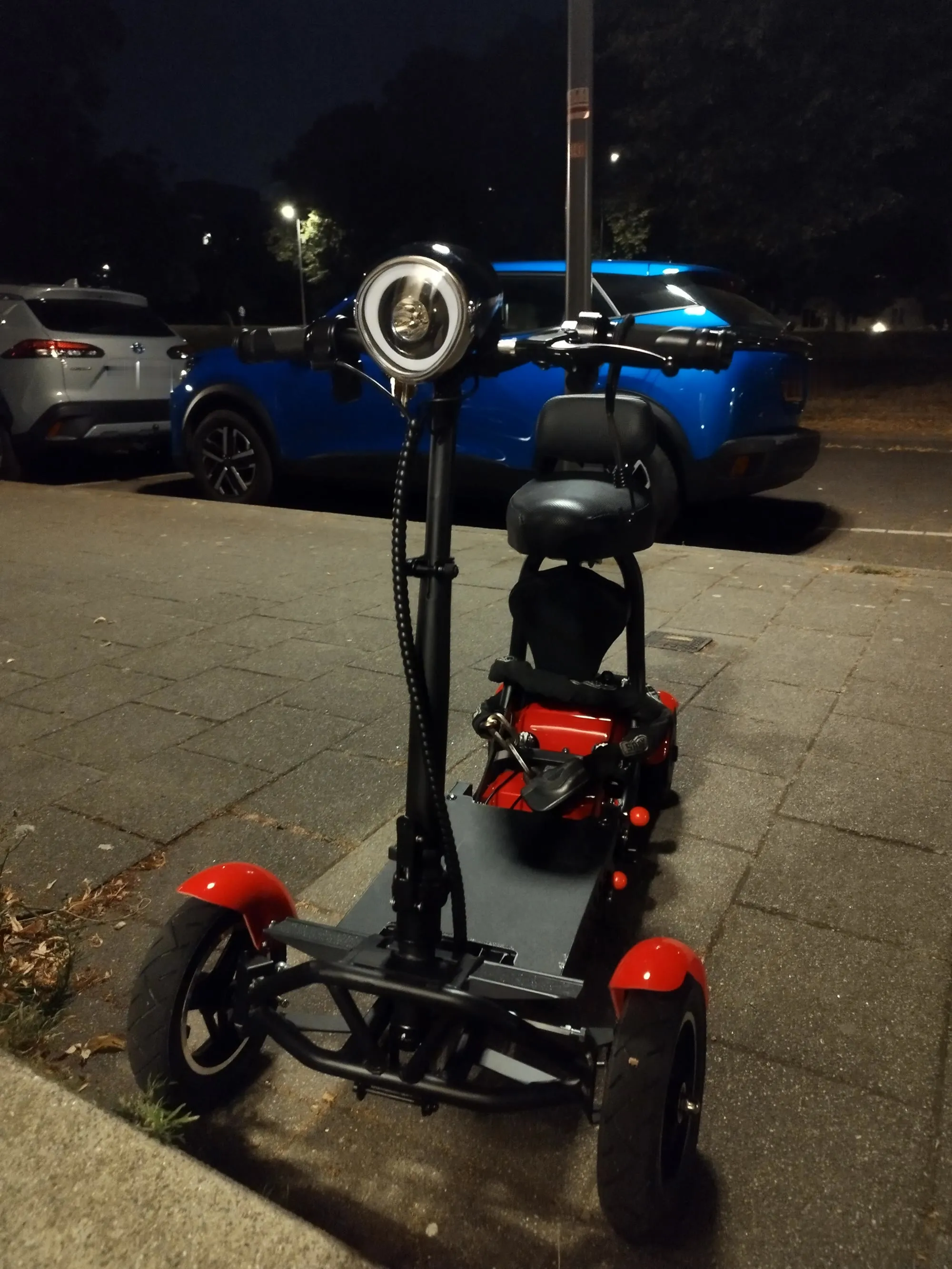 Een vierwielige scootmobiel op straat in Rotterdam